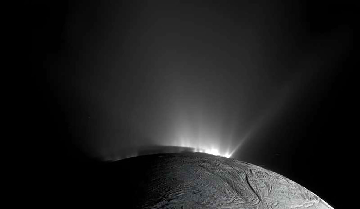 Lebensnotwendige Energiequelle und Moleküle auf Saturnmond Enceladus