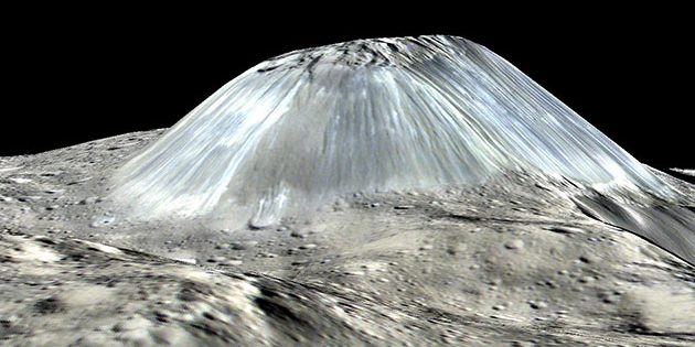 Perspektivische Ansicht des „Eisberg“ Ahuna Mons auf dem Zwergplaneten Ceres. Copyright: NASA/JPL-Caltech/UCLA/MPS/DLR/IDA