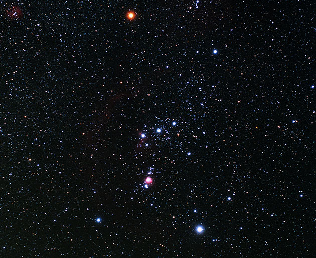 Das Sternbild Orion mit dem (rechten) oten „Schulterstern“ Beteigeuze. Copyright: TheStarmon (via WikimediaCommons) / CC BY-SA 3.0