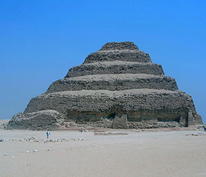 Blick auf die Djoser-Pyramide. Copyright: auntmasako (via Pixabay.com) Pixabay License