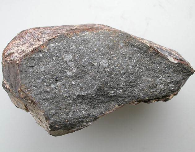 Ein rund 10 cm großes Stück des Meteoriten “Sahara-97096”. Ein Enstatit-Chondrit, der rund 0,5 Prozent Wasser beinhaltet. Copyright/Quelle: L. Piani, Museum of Natural History in Paris