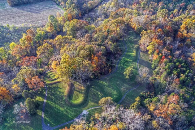 Luftbild des Bilderhügels “Great Serpent Mound in Ohio.Copyright: Jeffrey Wilson