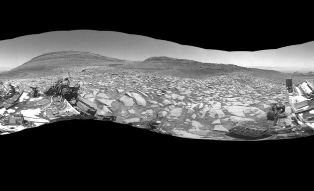 360°-Aufnahme des vermutlich urzeitlichen Flussbettes Gediz Vallis im Mars-Krater Gale. (Klicken Sie auf die Bildmitte, um zu einer vergrößerten Darstellung zu gelangen.)Copyright: NASA/JPL-Caltech