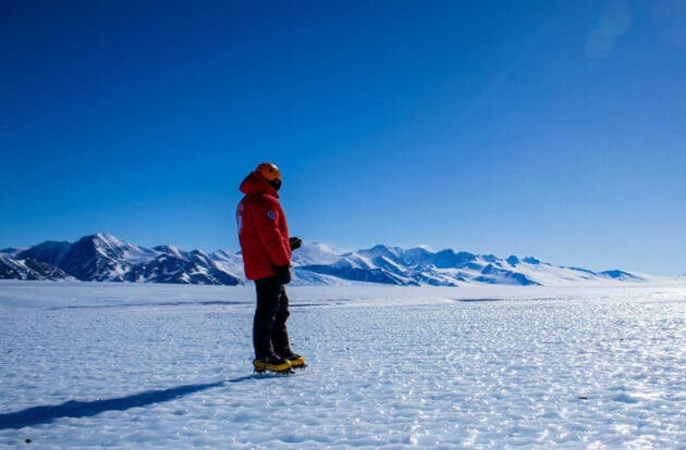 Die Sonneneinstrahlung erwärmt die Oberfläche einer blauen Eisfläche. Foto aufgenommen während der Feldforschungsmission 2023-​2024 des Instituto Antártico Chileno (INACH) zum Union Glacier, Ellsworth Mountains, Antarktis.Copyright/Quelle: Veronica Tollenaar, Université Libre de Bruxelles