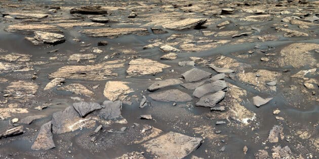 Blick des Mars-Rovers „Curiosity“ auf das Mangan-reiche urzeitliche Seebett um Gale-Krater. Copyright: NASA/JPL-Caltech/MSSS