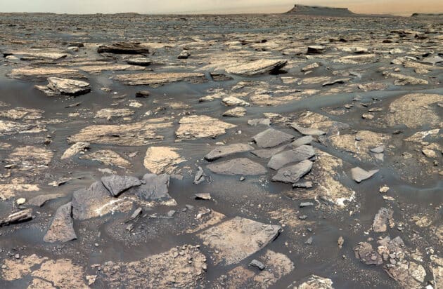 Blick des Mars-Rovers „Curiosity“ auf das Mangan-reiche urzeitliche Seebett um Gale-Krater.Copyright: NASA/JPL-Caltech/MSSS