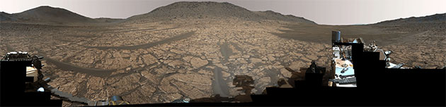 Panoramablick auf den Fundort von Cheyava Falls im Jezero-Krater. (Klicken Sie auf die Bildmitte, um zu einer vergrößerten Darstellung zu gelangen.)Copyright: NASA/JPL-Caltech/ASU/MSSS