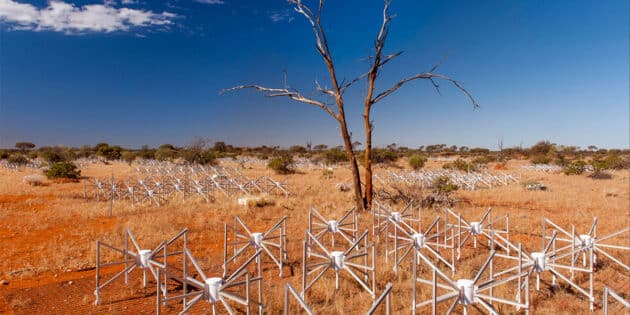 Blick auf Antenneneinheiten der Murchison Widefield Array (WMA) in Westaustralien. Copyright/Quelle: Marianne Annereau / www.mwatelescope.org