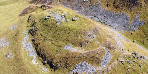 Heutiges Luftbild von Tinnis Castle mit Festung. Quelle: Toolis et al, Archaeology Reports Online 2024