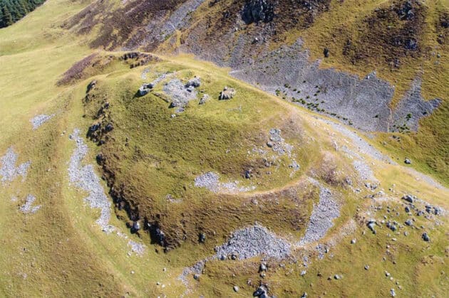 Heutiges Luftbild von Tinnis Castle mit Festung.Quelle: Toolis et al, Archaeology Reports Online 2024