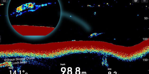 Die Sonar-Aufnahme der „Spirit of Loch Ness“ vom 22. September 2024 mit Detailvergrößerung. Copyright: Shaun Sloggie / www.CruiseLochNess.com
