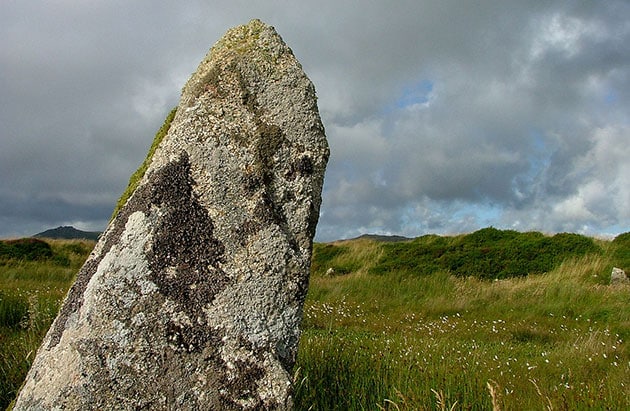 Einer der zahlreichen stehenden Steine auf King Arthur’s Hall.Copyright/Quelle: Theroadislong (via WikimediaCommons) / Public Domain